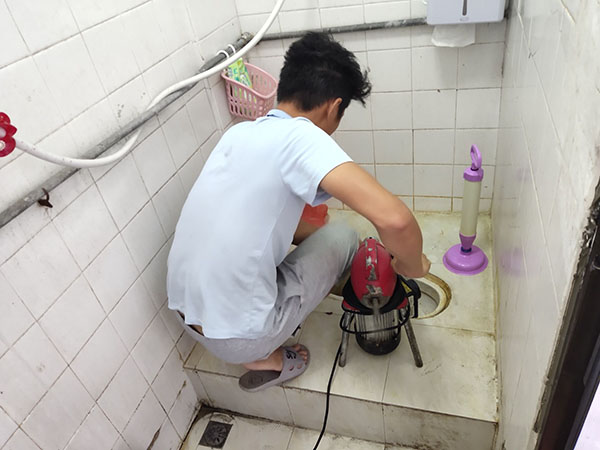 沅陵管道堵塞冒臭气 专业师傅现场解决问题